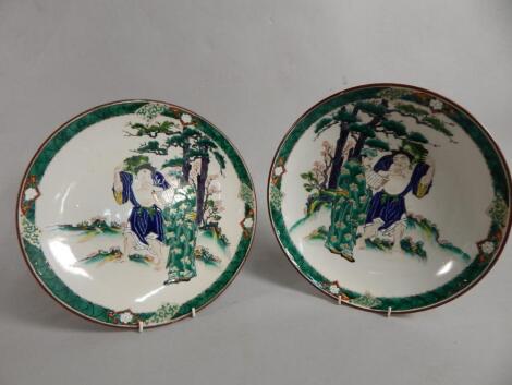 A pair of late Chinese famile vert chargers