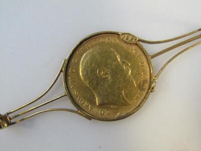 An Edwardian gold sovereign brooch - 2