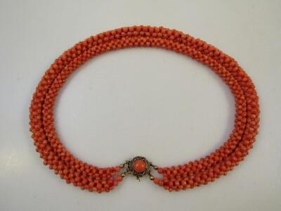 An early 20thC coral necklace