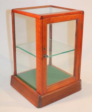 A 20thC table top retailers display cabinet