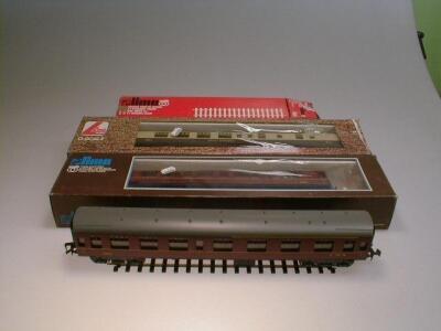 3 Boxed Lima "O" scale railway carriages and track