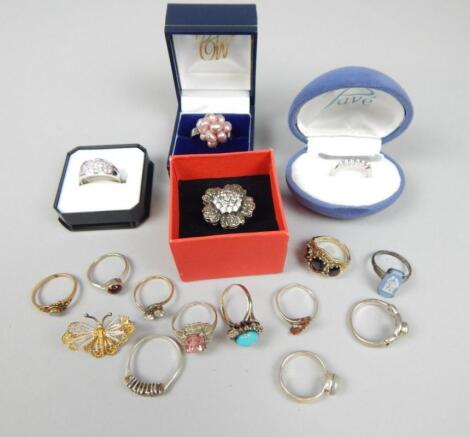 A quantity of dress rings