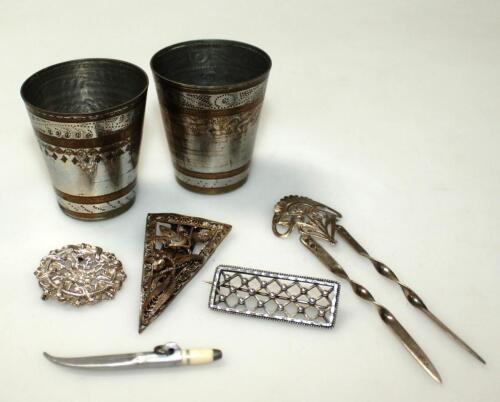 Various small silver and white metal