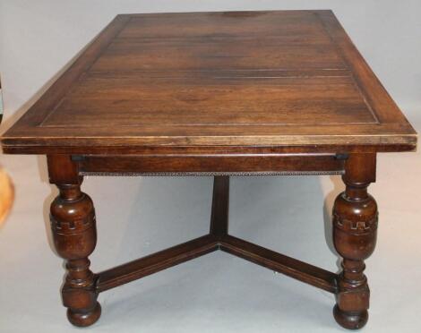 An early 20thC oak draw leaf dining table