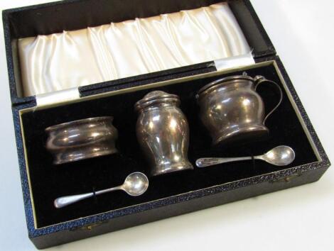 A George VI silver cased cruet set