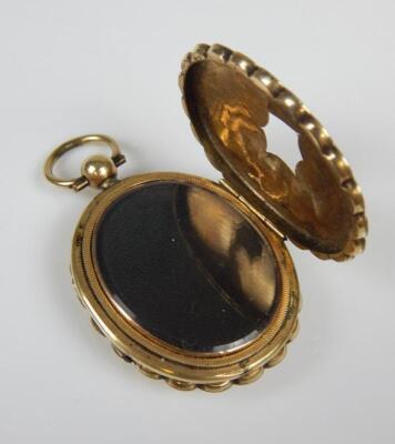 A Victorian memorial locket - 3