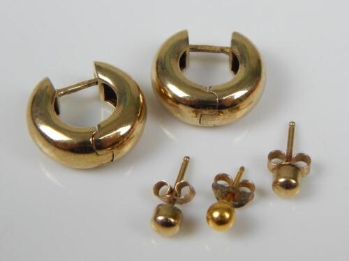 A quantity of 9ct gold and other earrings