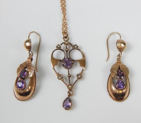 An Art Nouveau pendant and earring set