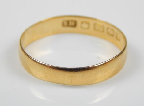 A 22ct gold wedding band