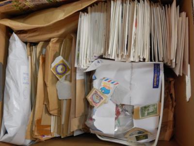 A large quantity of First day covers approx. 170. - 4