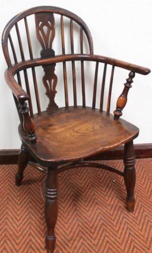 A 19thC Nottinghamshire yew wood and elm low back Windsor chair