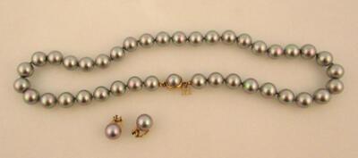 A cultured pearl necklace and earring set