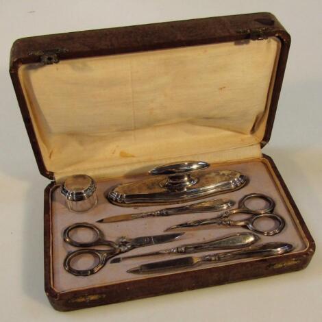 An early 20thC travelling manicure set