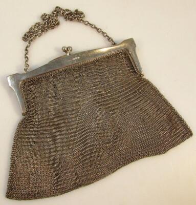 An Edwardian silver chain mail evening purse