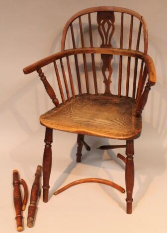 A 19thC yew wood and elm Windsor chair