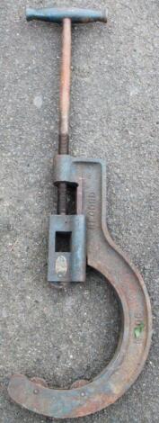 An early 20thC bygone metal pipe cutter