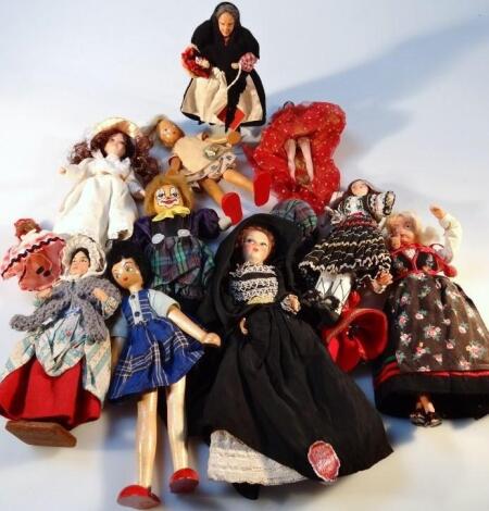 A quantity of 20thC dolls