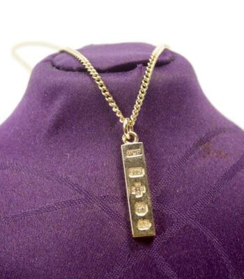 A small 9ct gold ingot pendant