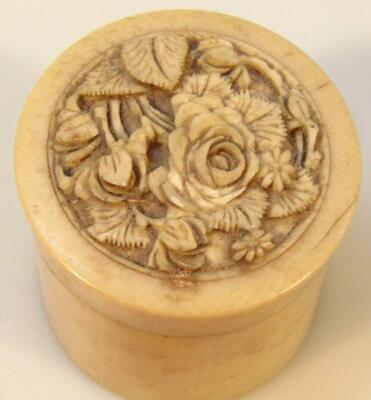 An early 20thC ivory box - 2