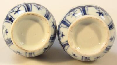 A pair of miniature Japanese porcelain vases - 2