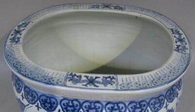 A Chinese blue and white porcelain fish bowl - 4