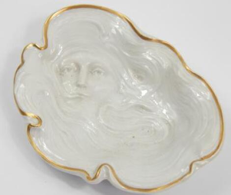 A late 19thC/early 20thC Continental porcelain dish