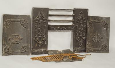 An early 19thC cast iron fire grate insert