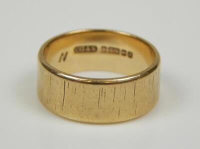 A 9ct gold wedding band