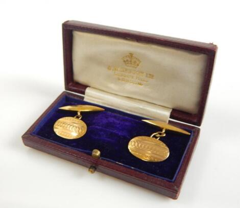 A pair of 9 carat gold cuff links