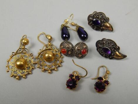 A quantity of earrings