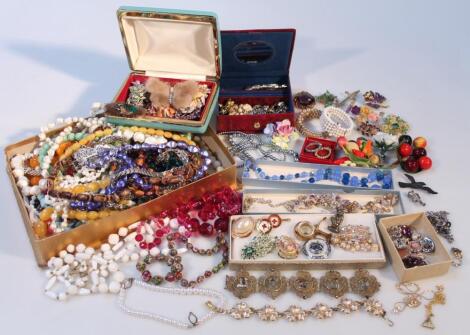 Various costume jewellery and effects