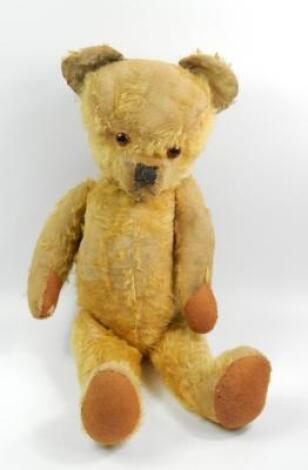 An early 20thC teddy bear