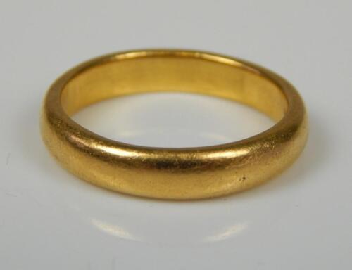 A 22ct gold wedding band