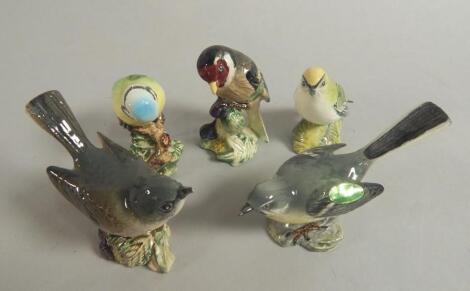 Five Beswick small birds