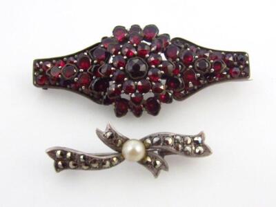 Various brooches - 2