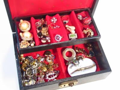 Various costume jewellery