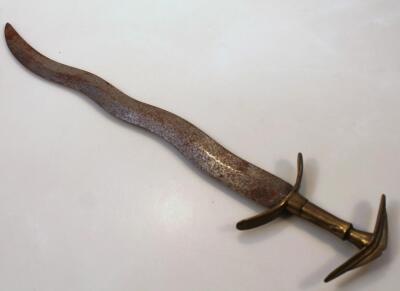 An early 20thC eastern curved bladed short sword or dagger - 2