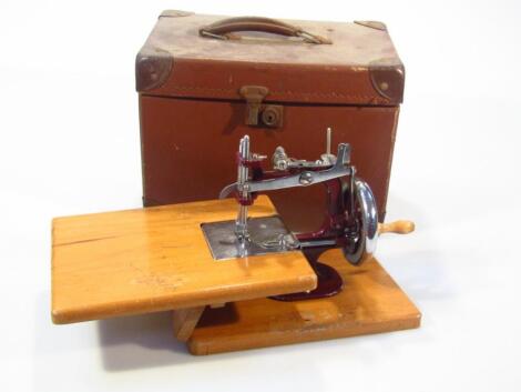 An early 20thC child's articulated sewing machine