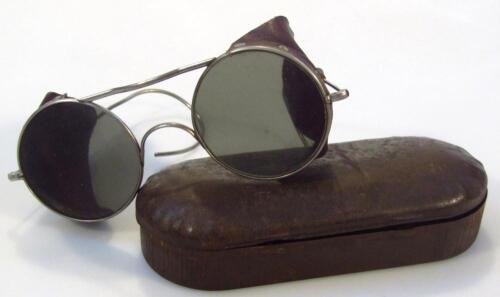 A pair of early 20thC metal tinted spectacles