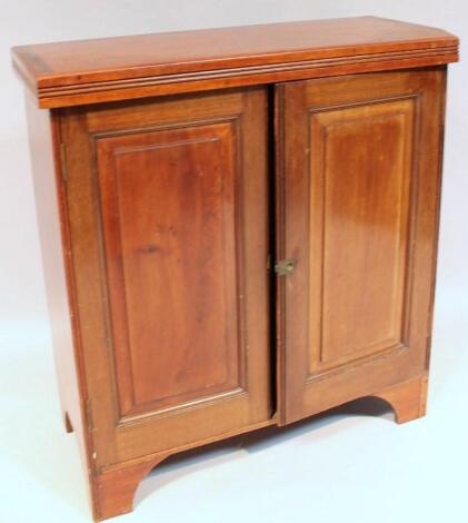 An Edwardian mahogany freestanding cupboard