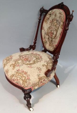 A Victorian walnut framed spoon back open chair