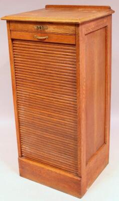 An early 20thC oak tambour fronted filing cabinet - 2