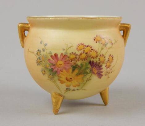 An early 20thC Royal Worcester blush ivory cauldron