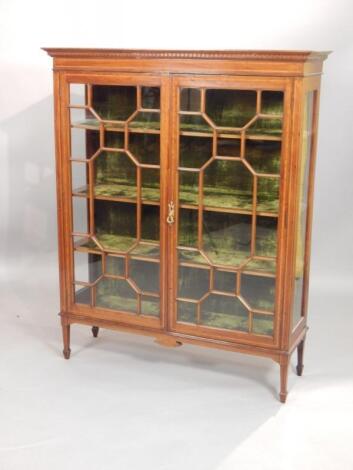 An Edwardian mahogany and satinwood crossbanded display cabinet