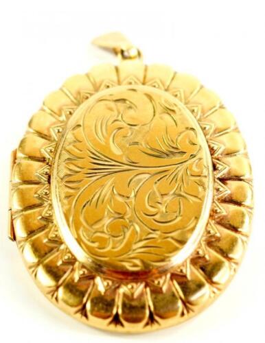 A 9ct gold oval pendant locket