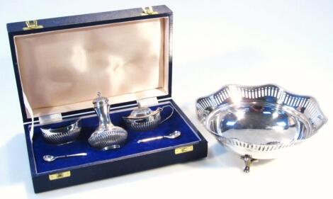 A cased Elizabeth II cruet set