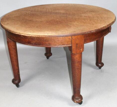 An Edwardian oak dining table