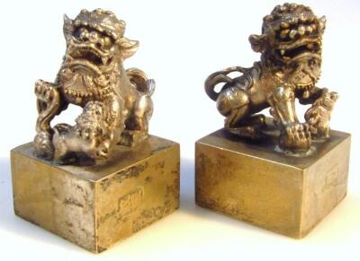 A pair of miniature dog of fo figures - 2