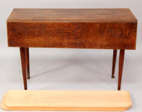 A 19thC oak dropleaf dining table