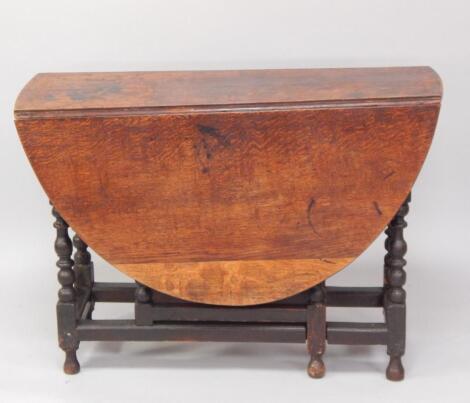 An 18thC oak gateleg dining table